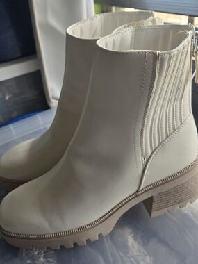 NWT Forever 21 Cream Faux Leather Chunky Chelsea Boots Lug Sole Back Zip Size 9